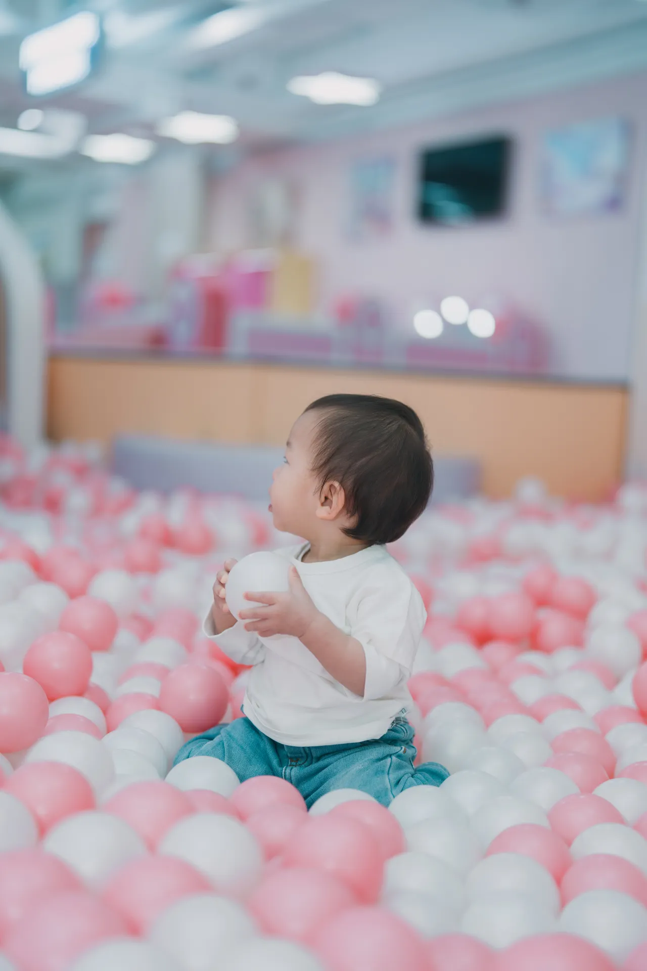 小朋友在 Kidstation 的波波池玩耍