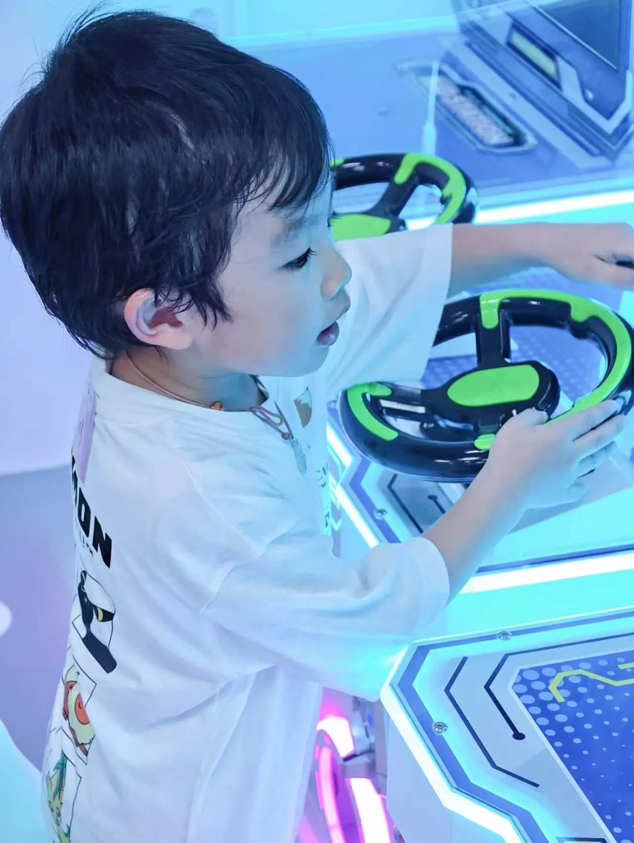 小朋友於Kidstation北角分店玩賽車遊戲機