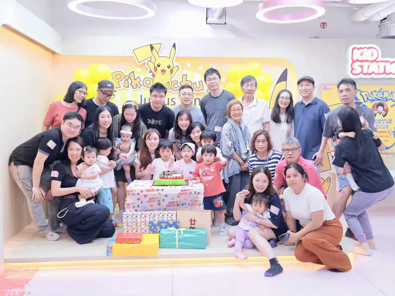 Kidstation派對親友合照