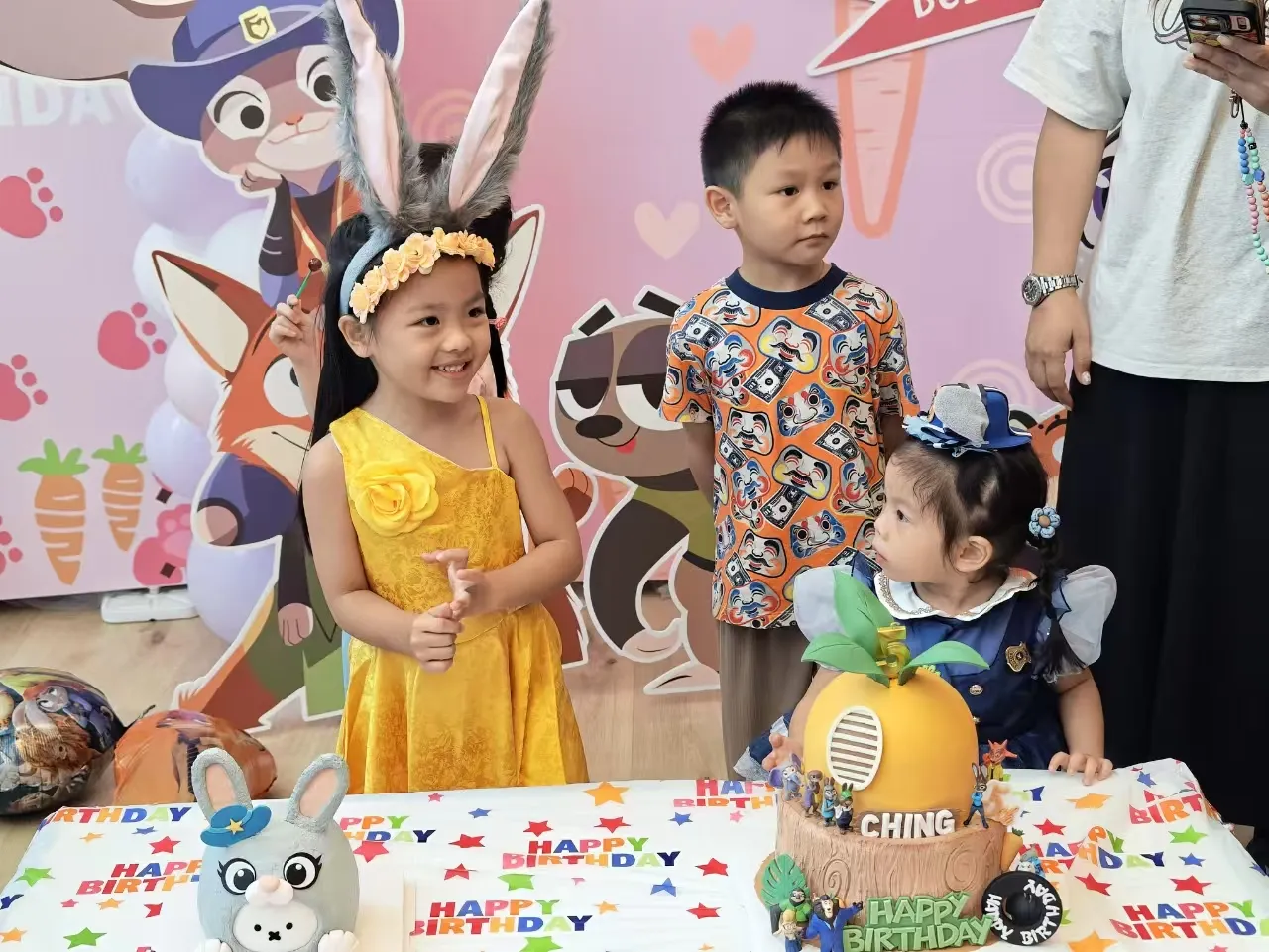 Kidstation小朋友派對枱前留影