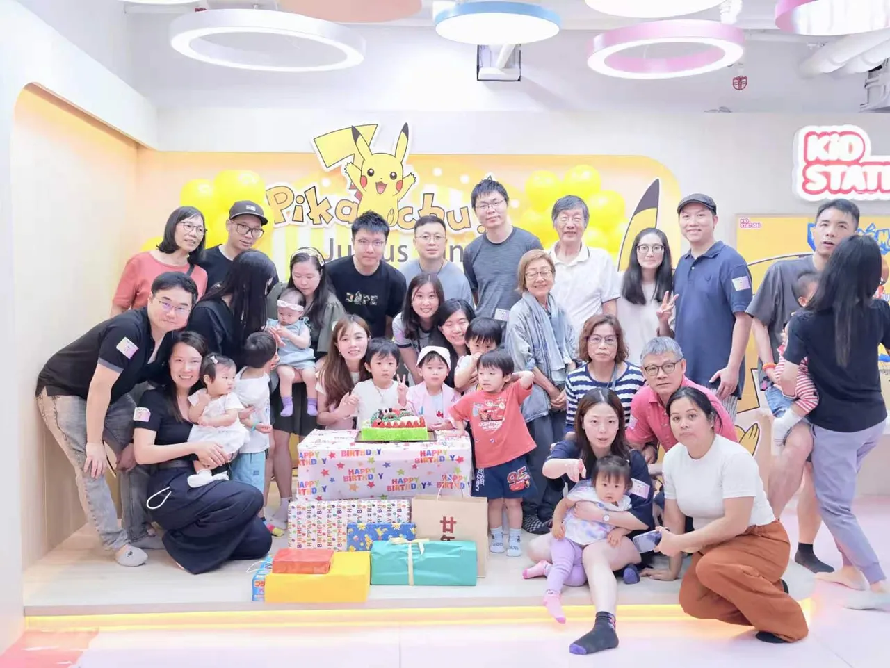 Group photo at a Kidstation birthday party